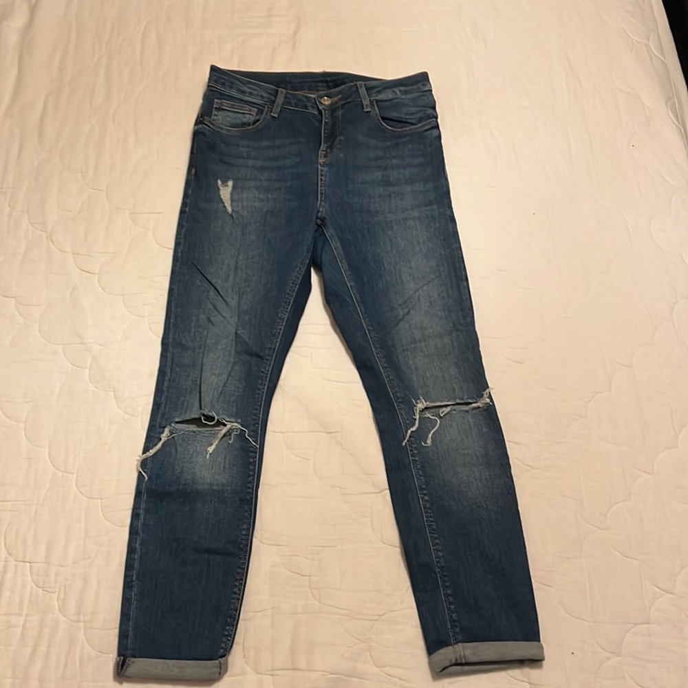 Top shop moto W28 L28 jeans with knee cuts. Distressed. Like new.